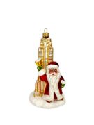 Picture of Santa Claus next to the Empire State Building, 2011